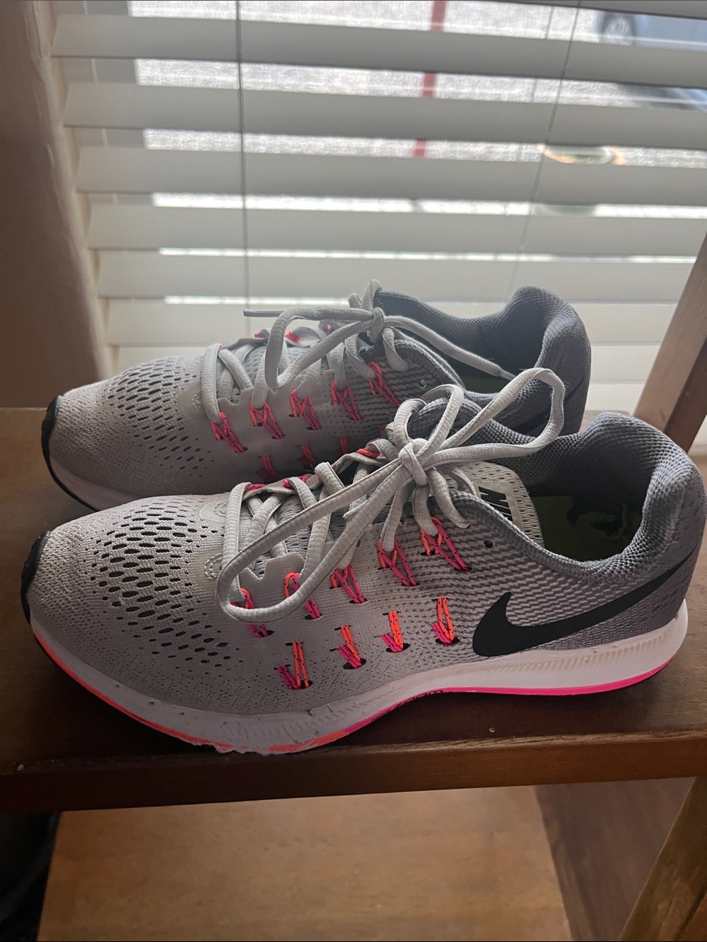 NIKE  Zoom Pegasus 33.  Light Gray Running Shoes with Pink Accents.  Womens 7.5